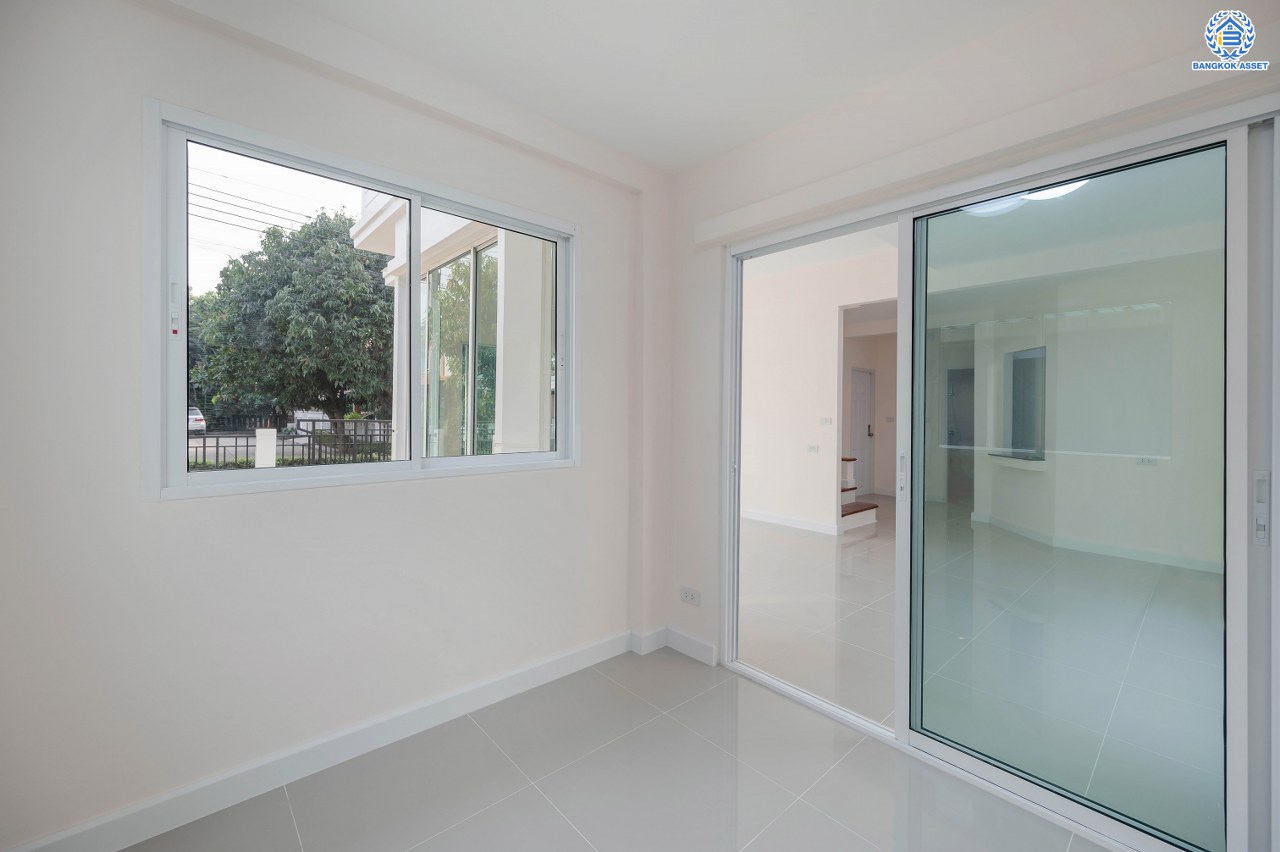 บ้านมือสองตกแต่งใหม่ โครงการ เพอร์เฟคพาร์ค วัดพระนอน จากแบรนด์ Property Perfect เนื้อที่ 56 ตร.ว. พื้นที่ใช้สอย 195.07 ตร.ม. ฟังก์ชัน 3 ห้องนอน 3 ห้องน้ำ 1 ห้องอเนกประสงค์ 2 ที่จอดรถ พร้อม Facilities ครบครัน บนทำเลเชื่อมต่อถนนกาญจนาฯ ใกล้ทางด่วน "ศรีรัช" เซ็นทรัลเวสต์เกต และรถไฟฟ้าสายสีม่วง "สถานีตลาดบางใหญ่"